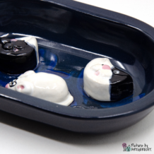 Ciotola in ceramica Svizzera Ciotola in ceramica per mangiatoia automatica Surefeed - ciotola anti-serpente - nero/blu con gatto e topo