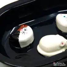 Ecuelle en céramique Suisse Ecuelle en céramique pour distributeur automatique de nourriture Surefeed - Ecuelle anti-glissement - Noir/Bleu avec chats et souris