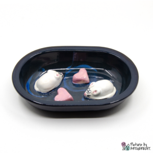 Ciotola in ceramica Svizzera Ciotola in ceramica per mangiatoia automatica Surefeed - ciotola anti-serpente - nero/blu con topi e cuori