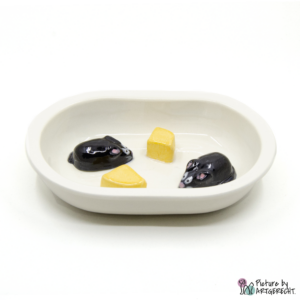 Ciotola in ceramica Svizzera Ciotola in ceramica per mangiatoia automatica Surefeed - Ciotola antistrisciamento - Bianco con topi e formaggio