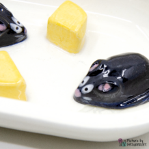 Ciotola in ceramica Svizzera Ciotola in ceramica per mangiatoia automatica Surefeed - Ciotola antistrisciamento - Bianco con topi e formaggio