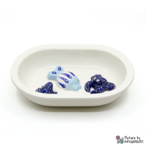 Ciotola in ceramica Svizzera Ciotola in ceramica per mangiatoia automatica Surefeed - Ciotola antistrisciamento - bianca con abitanti acquatici (azzurri)
